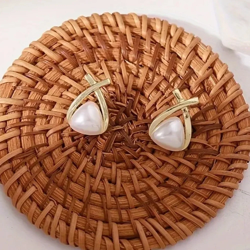 Triangle Geometric Pearl and Gold Earrings - Picture 5 of 7